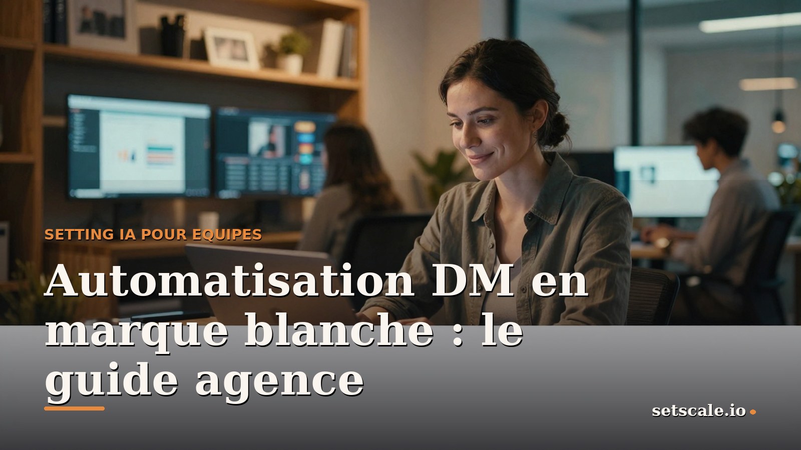 Équipe d'agence qui analyse ensemble les résultats de setting DM de ses clients sur des écrans partagés dans un open space lumineux
