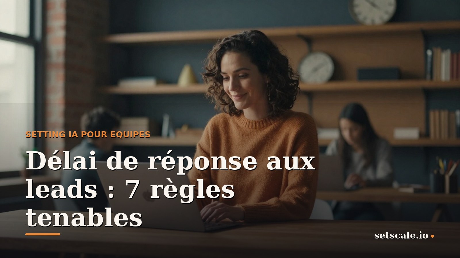 Femme d'une trentaine d'années qui pilote le tableau des temps de réponse d'une petite équipe commerciale, cheveux bouclés bruns, pull en maille ocre, debout à un comptoir en bois dans un bureau loft chaleureux avec mur de briques et horloge murale ronde, lumière du matin par une grande fenêtre