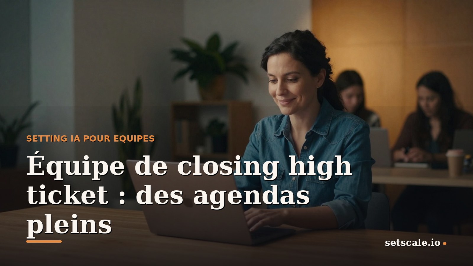 Femme d'une trentaine d'années qui dirige une équipe de closing high ticket, sourire détendu, assise à une table en bois clair dans une salle de réunion chaleureuse, ordinateur portable ouvert