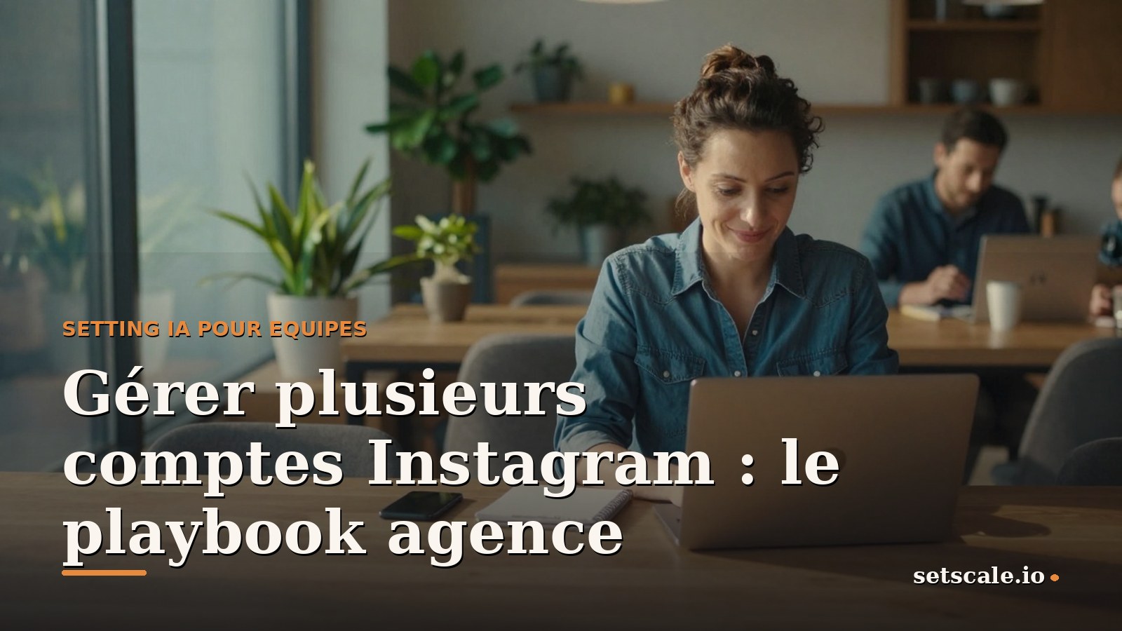 Femme d'une trentaine d'années qui pilote plusieurs comptes clients pour son agence, cheveux bouclés attachés, sourire détendu, debout devant un comptoir en bois clair dans un espace de coworking chaleureux avec des plantes et une verrière, téléphone dans une main et carnet dans l'autre