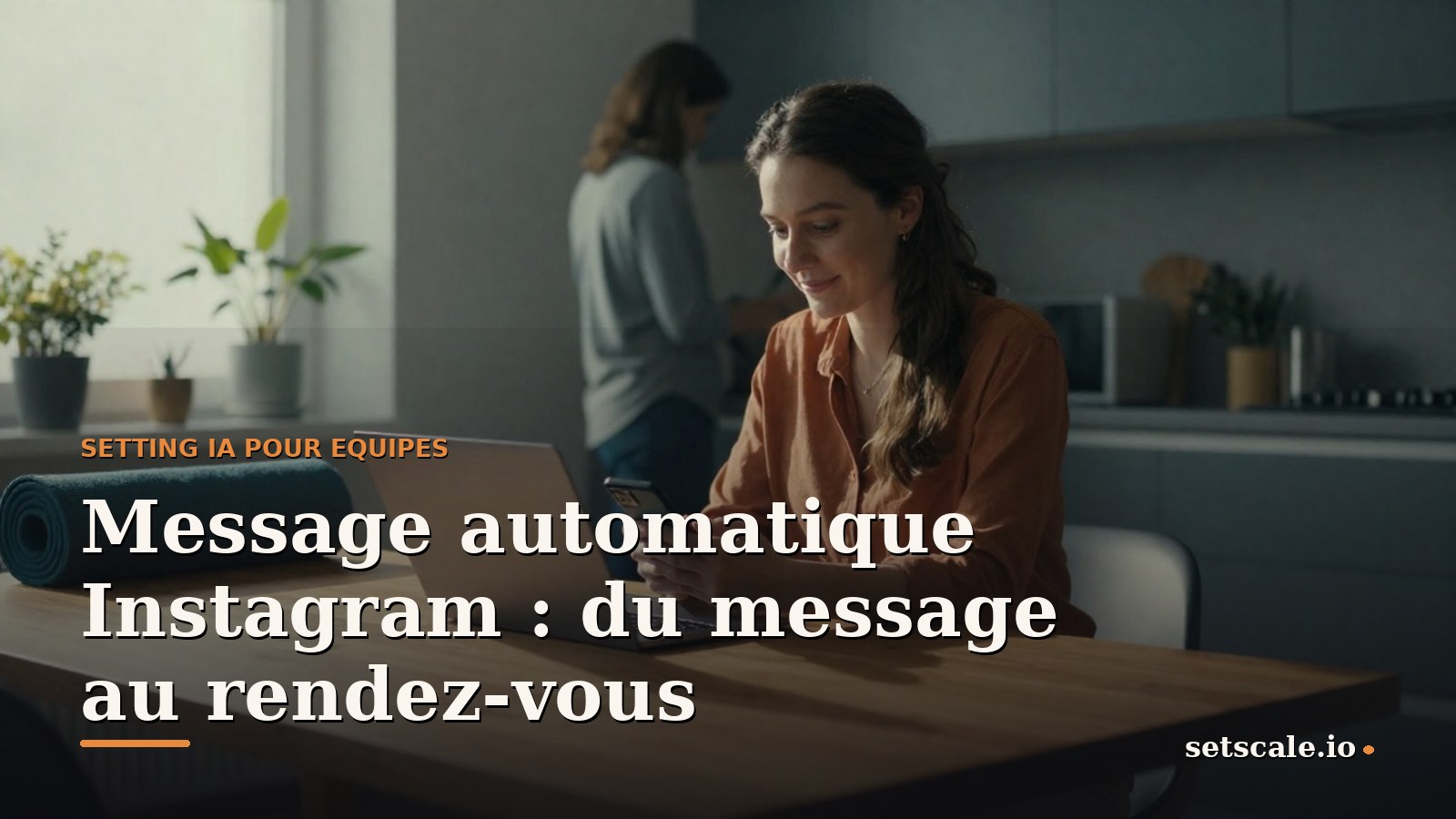 Femme d'une trentaine d'années aux longs cheveux châtain foncé attachés en queue basse, en chemise de lin terracotta, assise sur un banc en bois dans un petit studio de coaching baigné de soleil, avec des plantes et un tapis de yoga roulé, lisant un message sur son téléphone, ordinateur ouvert à côté d'elle, lumière chaude de côté, une collègue floue en arrière-plan