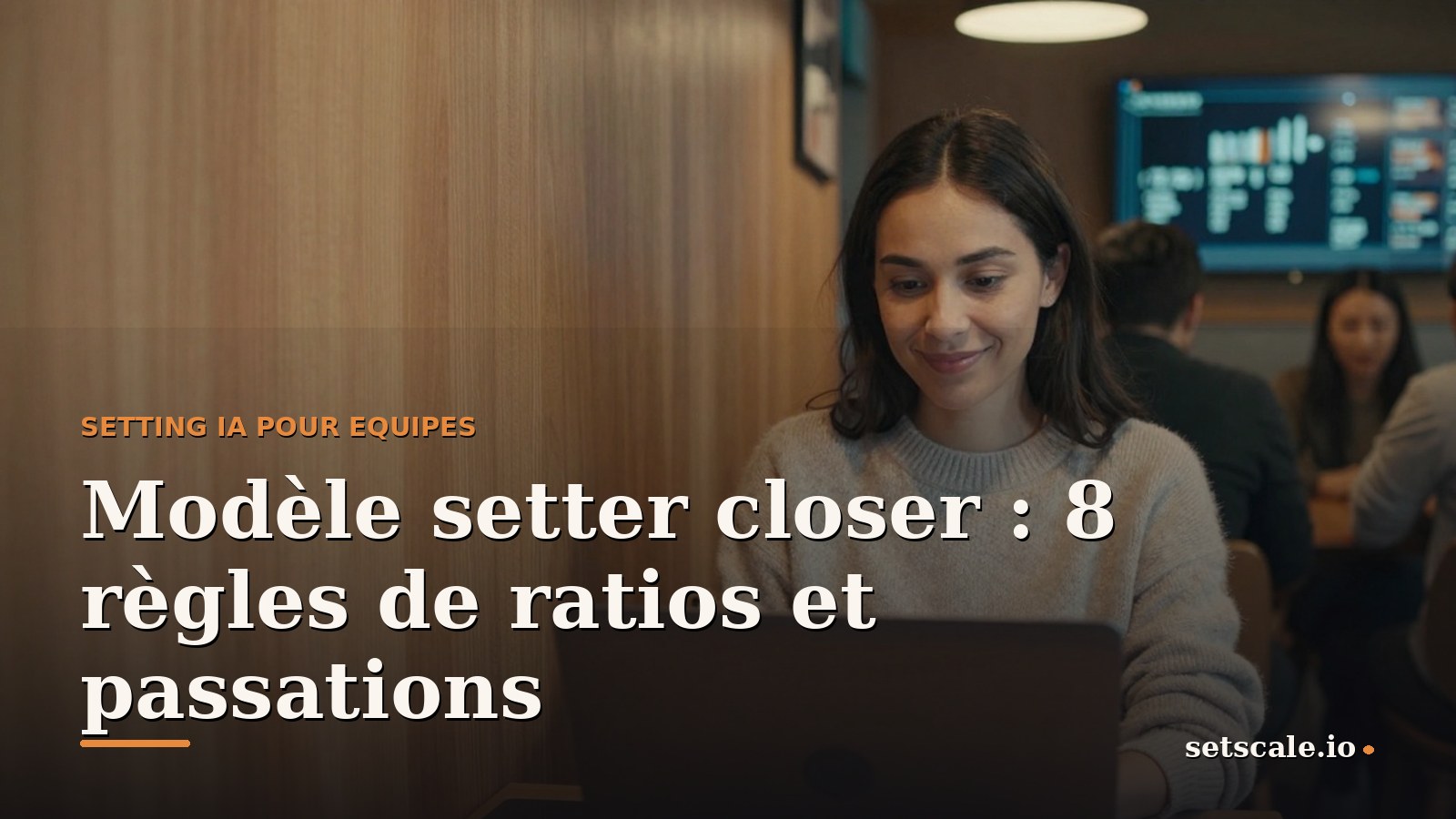 Équipe d'ops commerciales qui analyse les ratios setters et closers sur des écrans partagés dans un open space lumineux