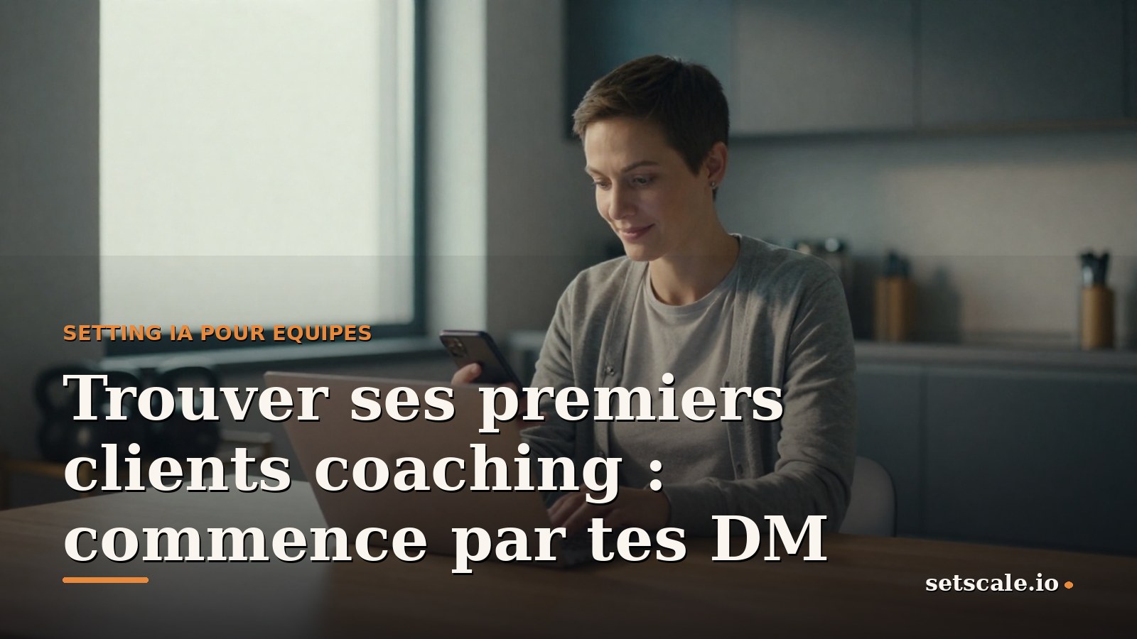 Homme d'une trentaine d'années aux cheveux bruns coupés court et à la barbe courte taillée, sweat à capuche gris chiné sous une veste en jean ouverte, assis sur une box en bois dans un petit studio de fitness au parquet de chêne clair avec des kettlebells sur un rack, qui lit un message sur son téléphone entre deux séances, lumière latérale douce et chaude